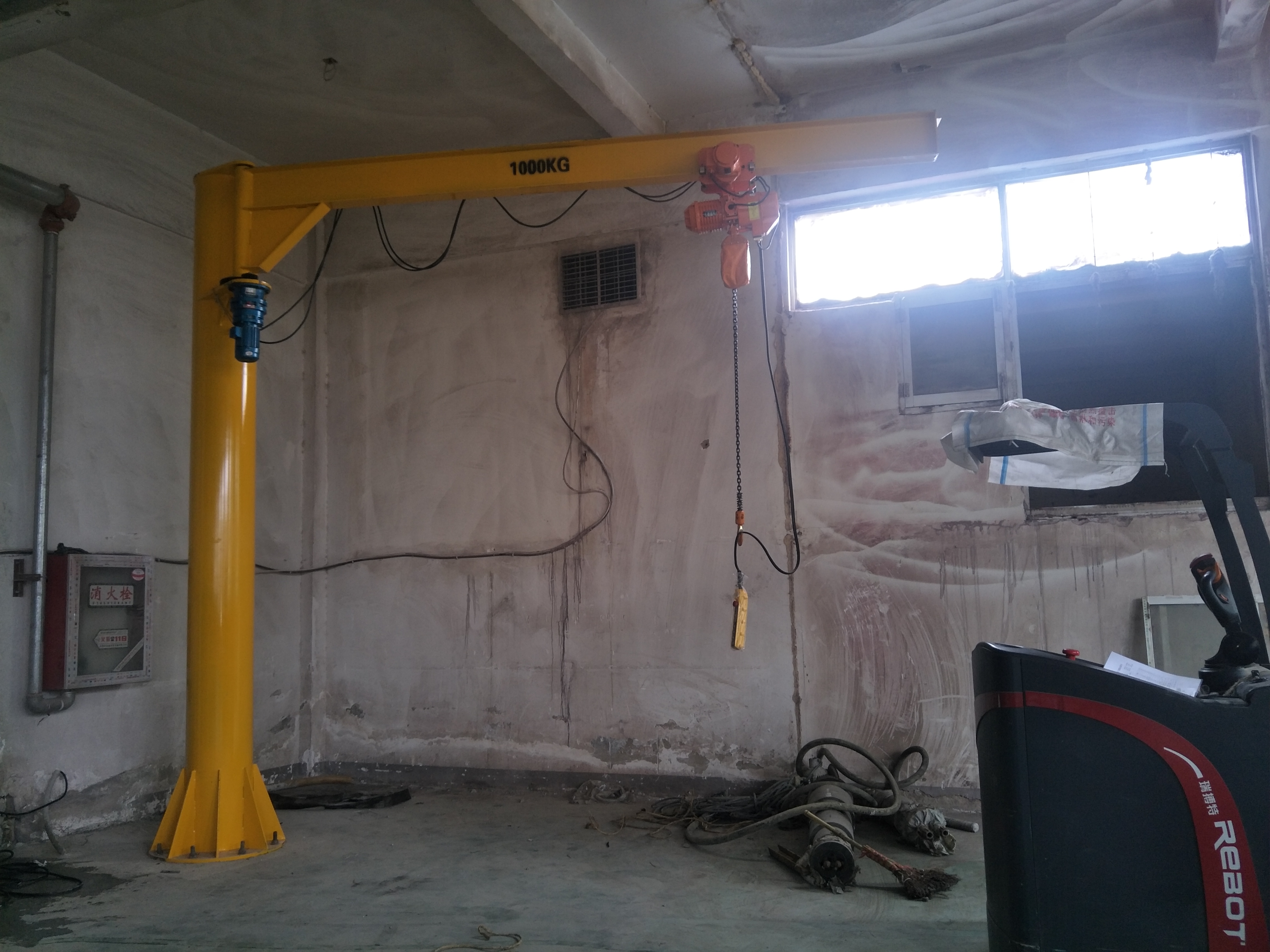 下支撑270度电动回转悬臂吊，适用于有厂房有限高场合
